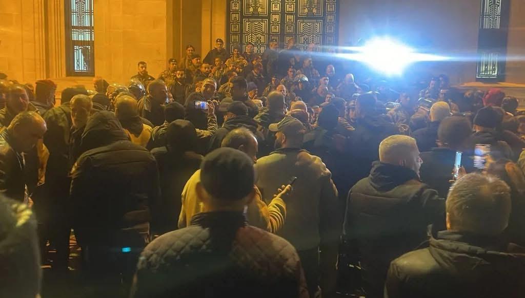 المتظاهرون يقتحمون ساحة النجمة ويقطعون الطرق بالإطارات المشتعلة