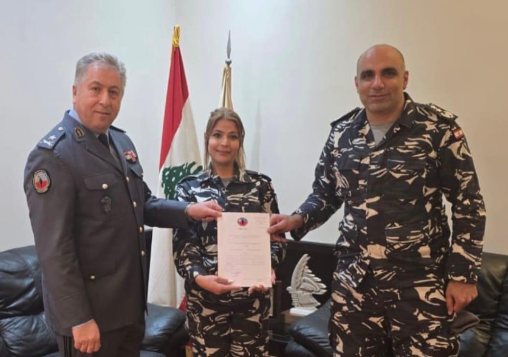 تكريم المعاون أول ناديا ناصر بعد مبادرة إنسانية في مطار بيروت