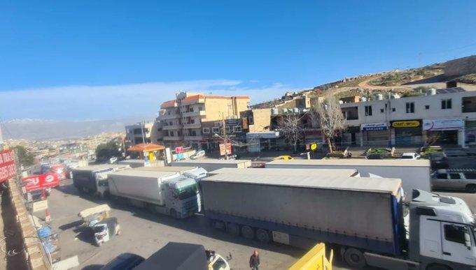  احتجاجاً على قرار السلطات السورية... الشاحنات اللبنانية تعطّل الحركة عند نقطة المصنع