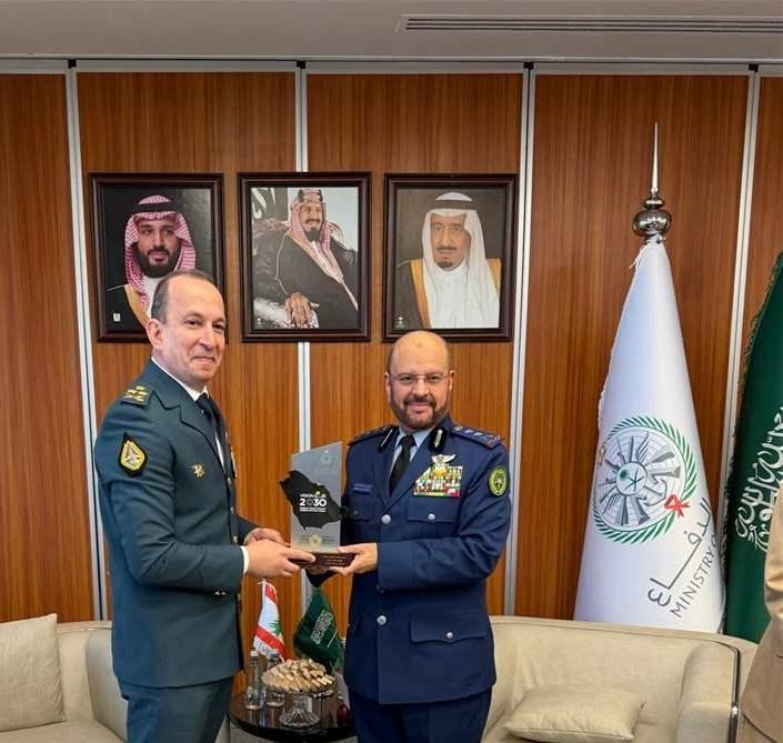 قائد الجيش زار السعودية واطلع على أحدث التقنيات في مجال صناعة الدفاع والأمن