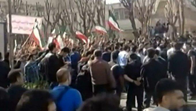 إيران: عودة الاحتجاجات إلى الجامعات ومظاهر غريبة في المجتمع رفضاً للدّين