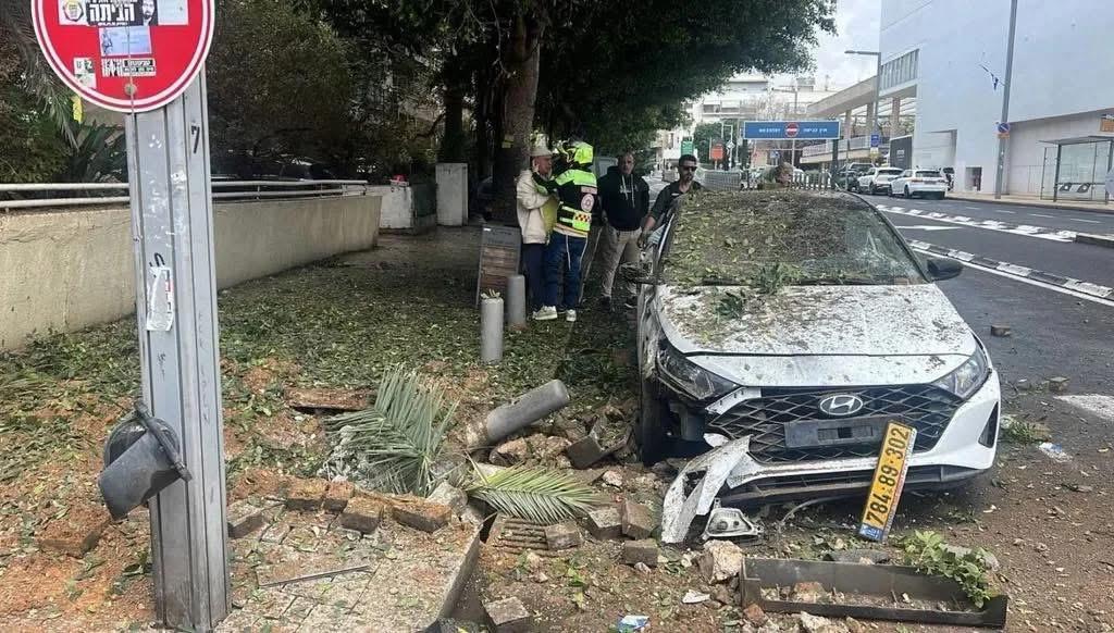 سقوط صاروخ إيراني عنقودي وسط إسرائيل وإصابة 15 شخصاً