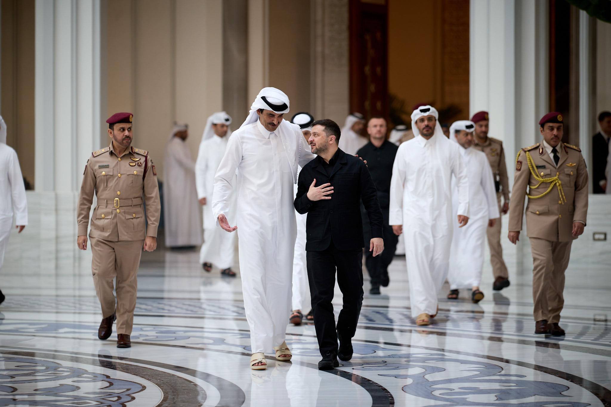لقاء بين أمير قطر وزيلينسكي في الدوحة... وتوقيع اتّفاقية دفاعية حذّرا من "تداعيات استمرار التصعيد"...