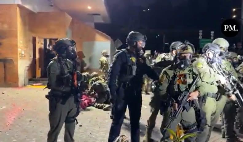 الوكالات الفيدرالية تشن حملة أخيرة على مثيري شغب «لا ملوك» العنيفين في منشأة ICE ببورتلاند