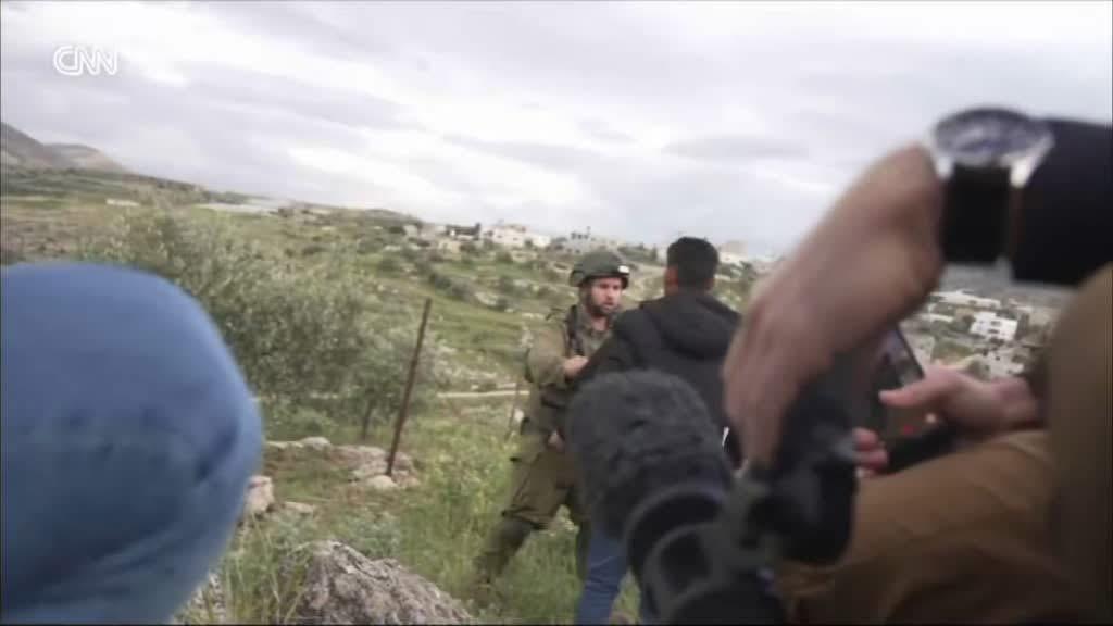 طاقم CNN يتعرض لمعاملة عنيفة في فوضى الضفة الغربية – الجيش الإسرائيلي يعد بمراجعة بعد ظهور فيديو يظهر خنق صحفي