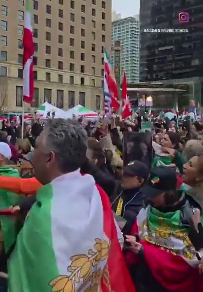 الإيرانيون في المنفى يحتفلون بضربات ترامب على النظام الإيراني