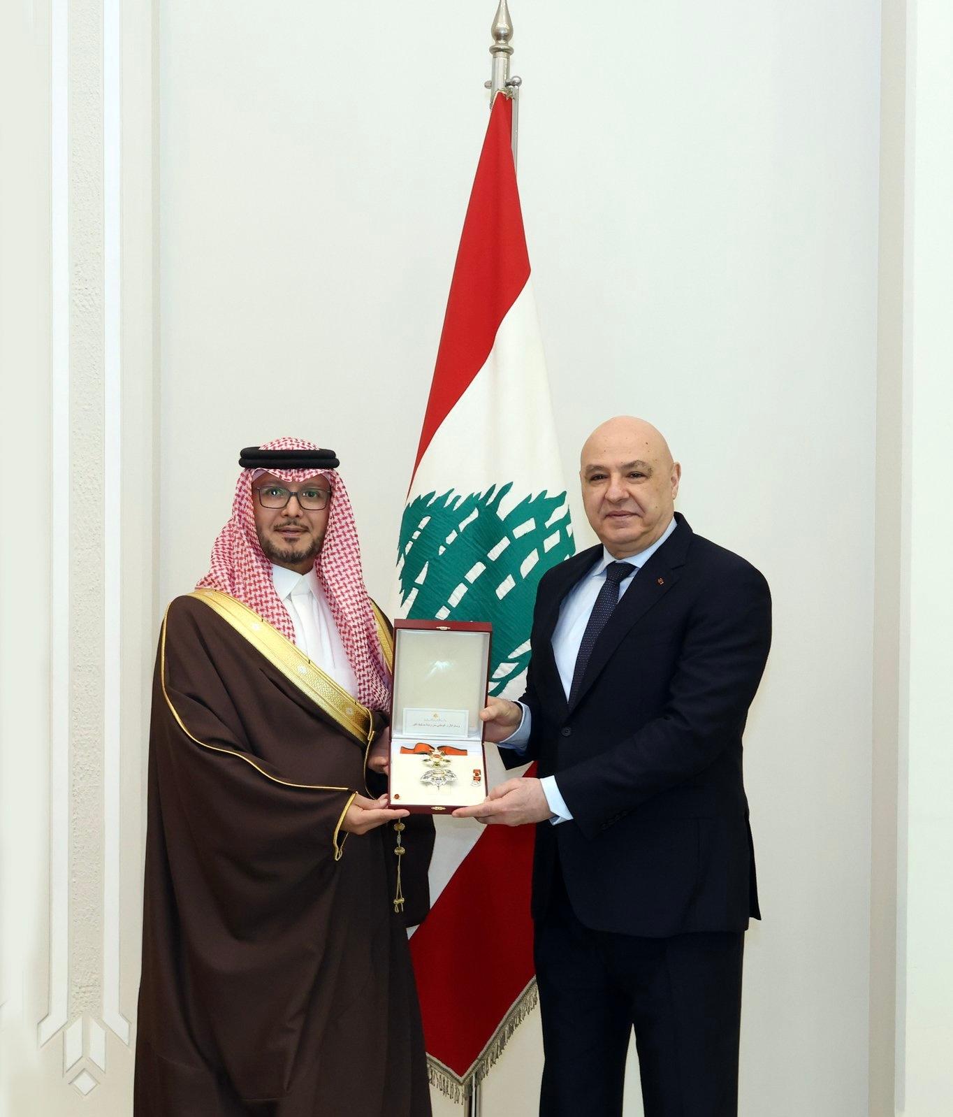 رئيس الجمهورية اللبنانية جوزاف عون يقلّد السفير السعودي وليد البخاري وسام الأرز الوطني من رتبة ضابط أكبر