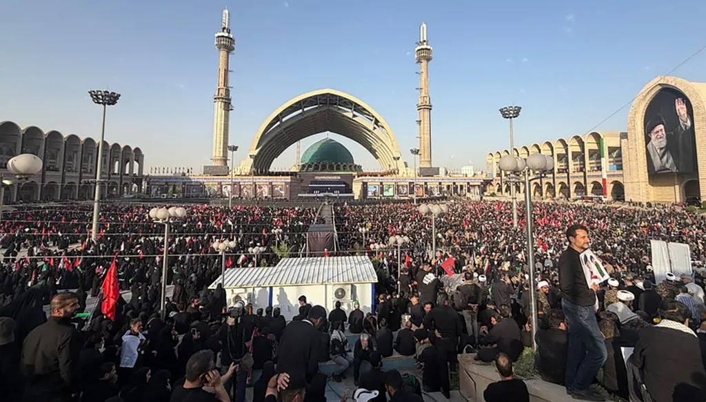 رايات حمراء ترمز للثأر... بدء مراسم تشييع خامنئي في إيران