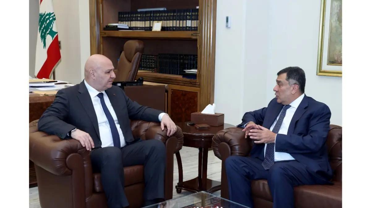  رئيس الجمهورية العماد جوزاف عون يعرض مع الحوت القرار الاميركي تسيير رحلات الى بيروت