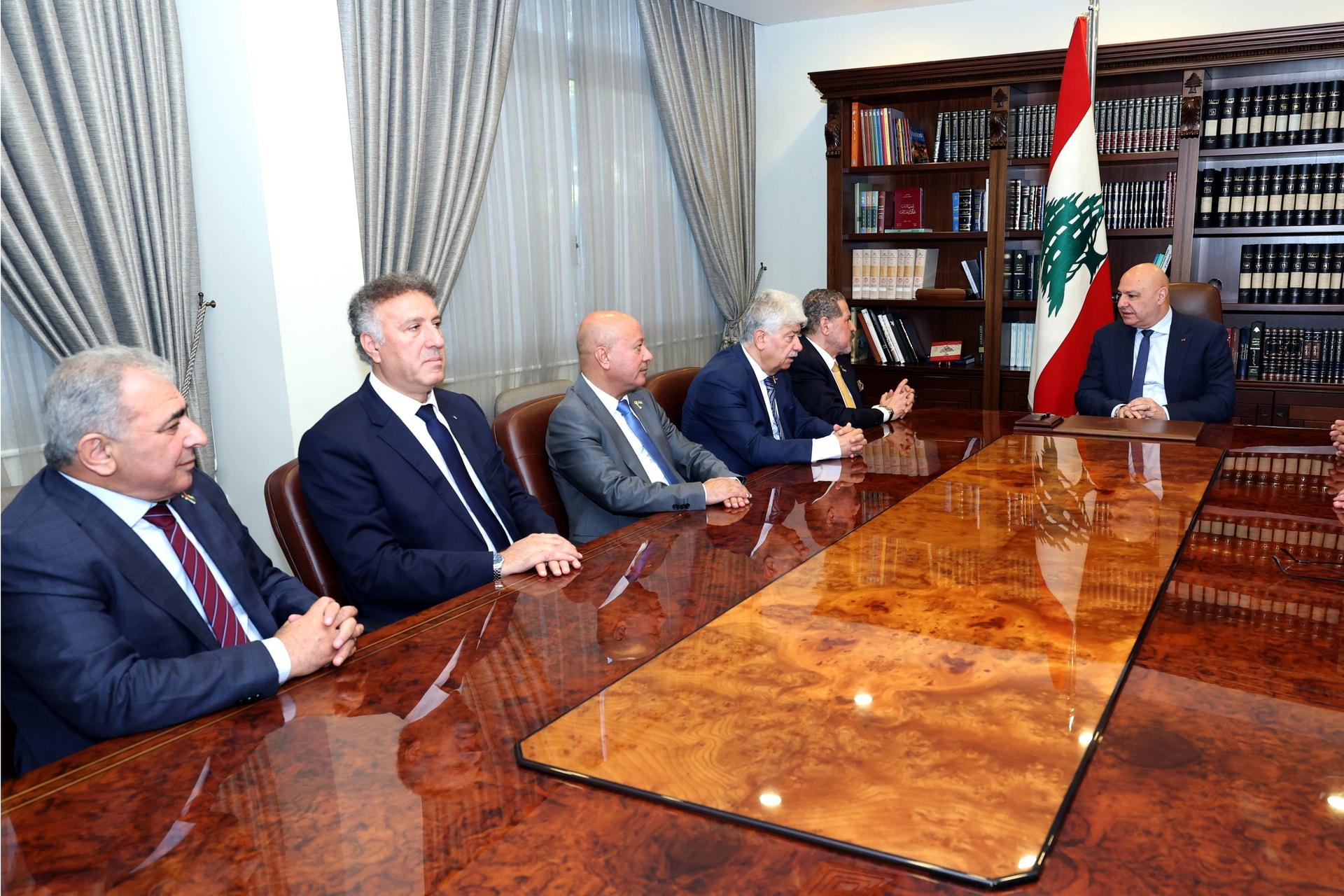 الرئيس جوزاف عون يبحث مع عباس أوضاع الفلسطينيين في لبنان وحصرية السلاح