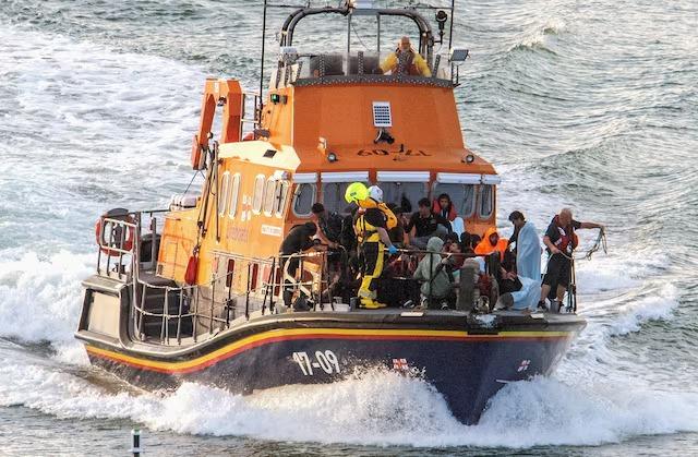 فرنسا: إنقاذ 157 مهاجراً من قارب محترق في القنال الإنكليزي