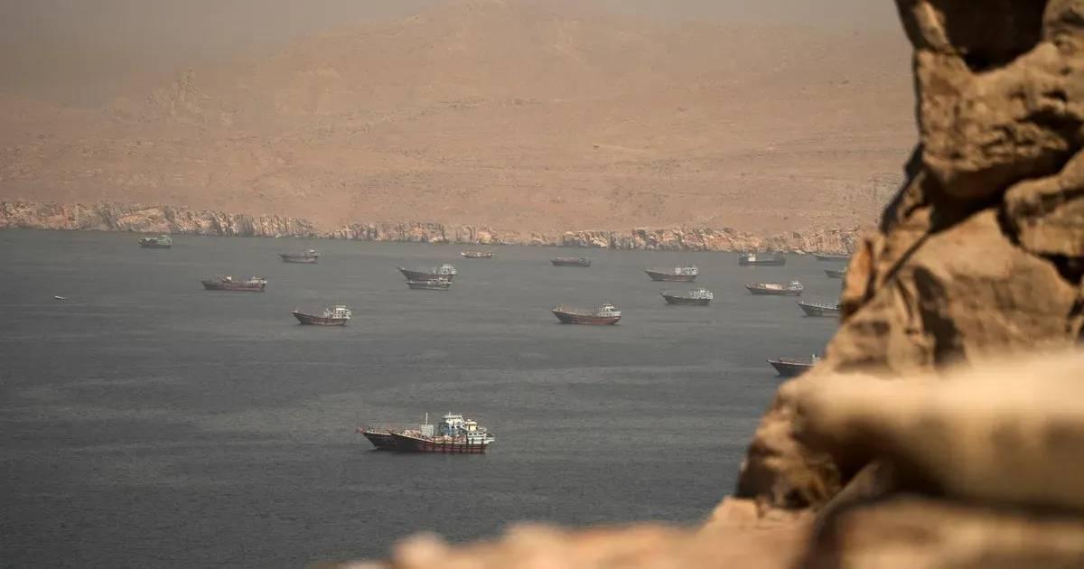 إيران تتمسك بـ"ورقة هرمز"... وصاروخ يستهدف ناقلة لـ"أدنوك"