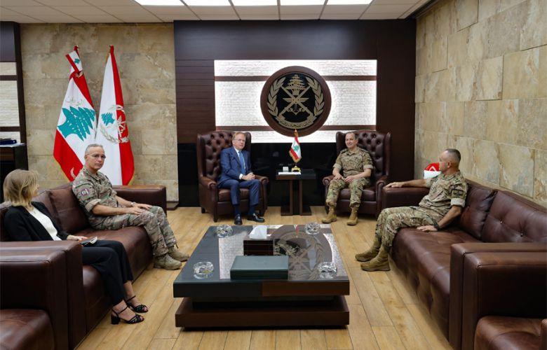 السفير الفرنسي في اليرزة مؤكدا على أهمية دعم الجيش
