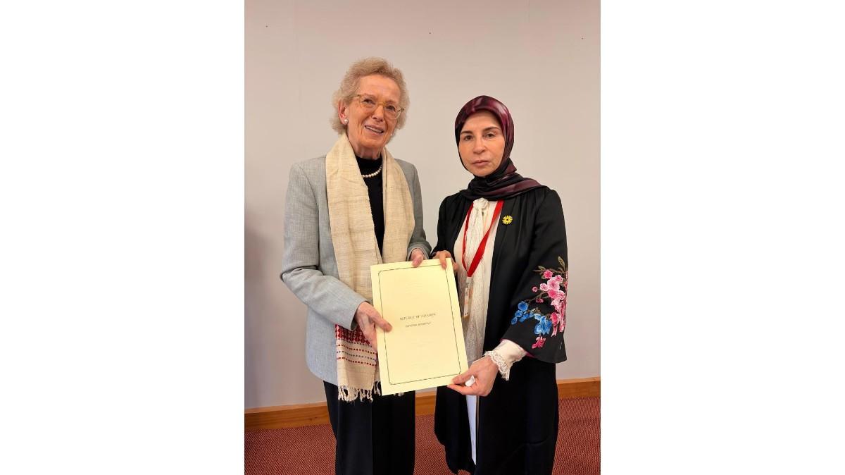 النائبة عناية عزالدين سلّمت مسؤولين دوليين العريضة النيابية للتمديد لـ"اليونيفيل" وتقريرًا عن أضرار العدوان