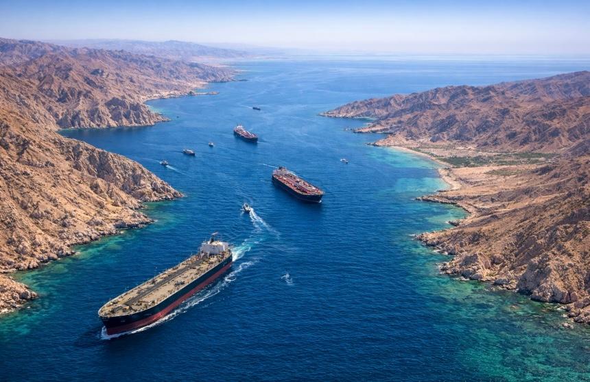 قتيل و3 مصابين في هجوم على سفينة تجارية إيرانية بمضيق هرمز