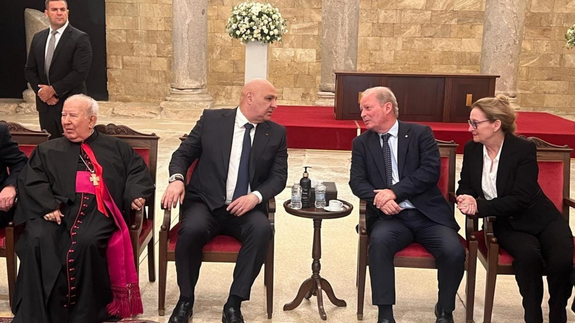 الرئيس عون في كاتدرائية مار جرجس معزّياً كميل شمعون بوفاة والده
