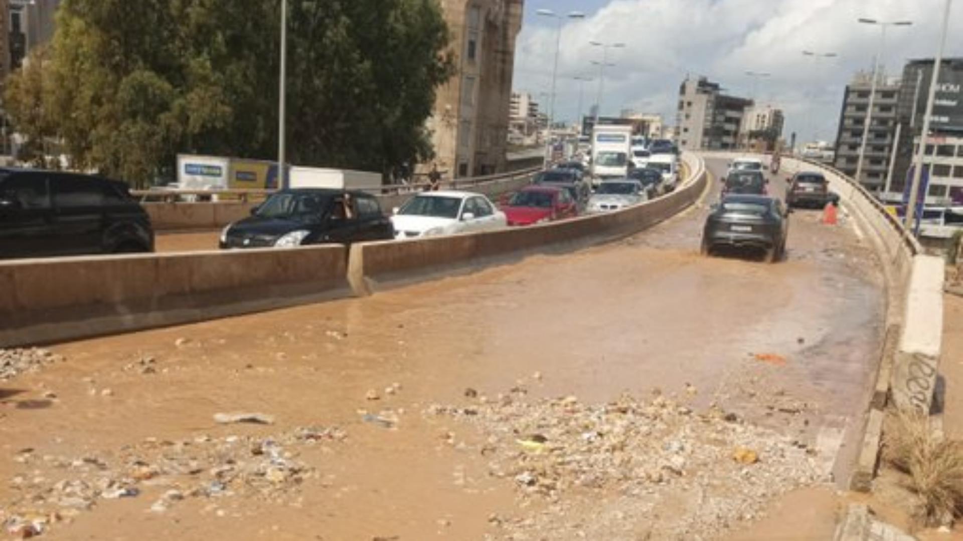 طريق المنصورية - المكلس تغرق بالسيول
