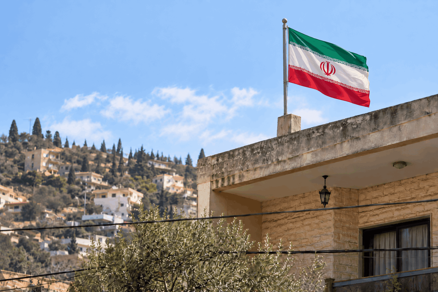 القضاء يأمر بإزالة "علم إيراني" فوق منزل بجنوب لبنان