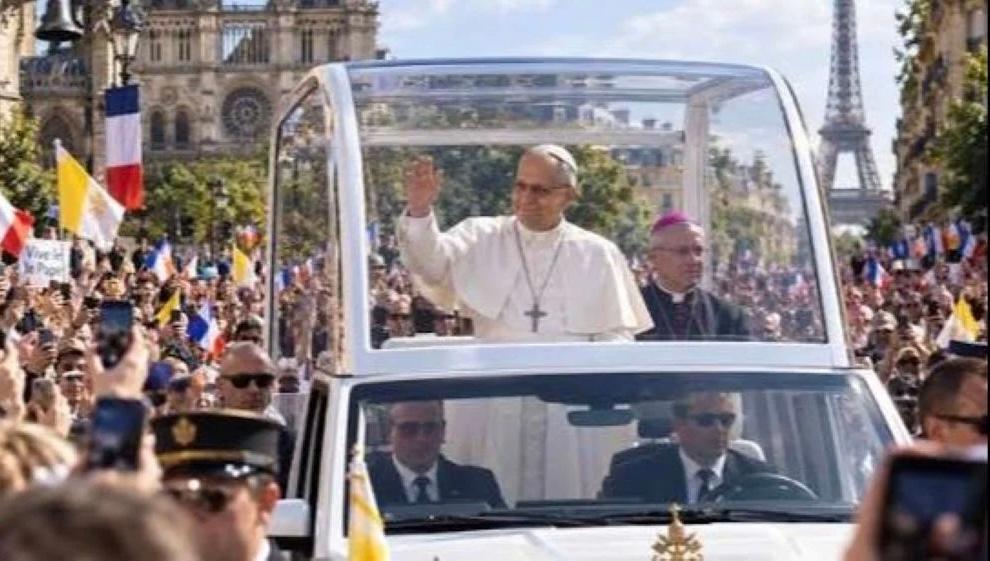 حشود على جادة الشانزيليزيه تترقب وصول قداس البابا