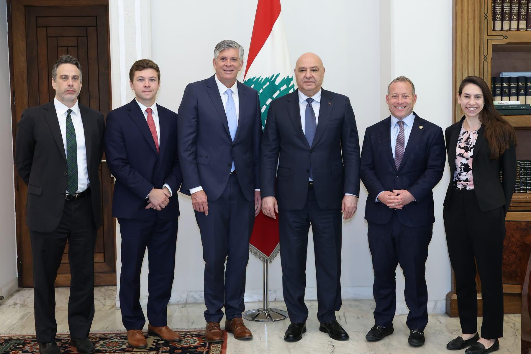 الرئيس جوزاف عون مستقبلاً عضوي الكونغرس الأميركي دارين لحود وجوش غوتهايمر وأعضاء الوفد المرافق: