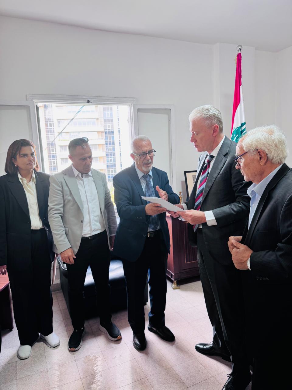 الوزير يوسف رجي يتسلّم مذكرة حول الأسرى اللبنانيّين في السجون الإسرائيليّة