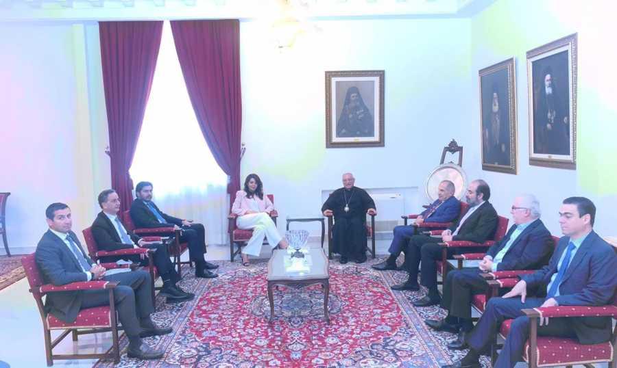 العبسي يجتمع بالوزراء والنواب الكاثوليك