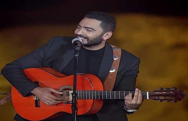 تامر حسني يشعل مسرح الصوت والضوء بأحدث أغانية في العيد