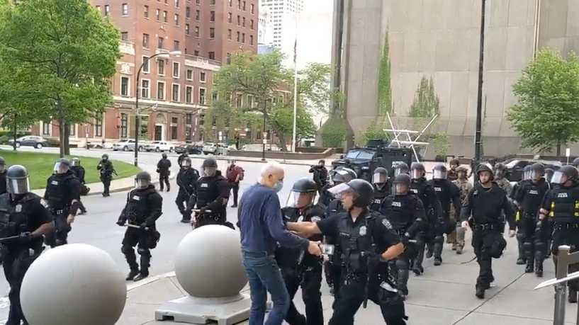 نيويورك.. استقالة وحدة شرطة "كاملة" بعد فيديو "دفع متظاهر مسن