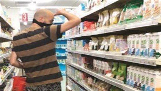 قيود على الدولار... وعلى عبوات الحليب أيضاً