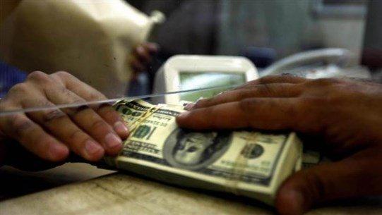 تبديل الدولارات بجانب الجدار: هكذا يغذّي الصرّافون السوق السوداء