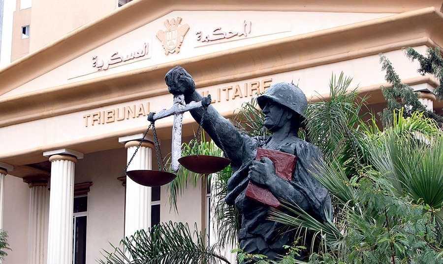 محتجون اعتصموا أمام المحكمة العسكرية للمطالبة بالافراج عن ثوار موقوفين
