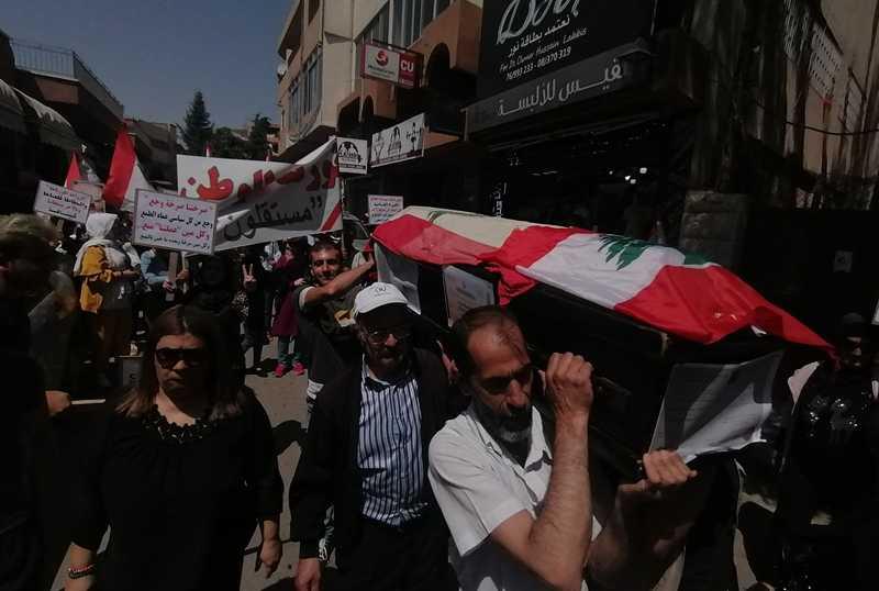 الثورة مكفاية: حراك بعلبك بالاسود يشيع "حملة الشهادات".. واجدبرا البترونية تصلي وتحتج