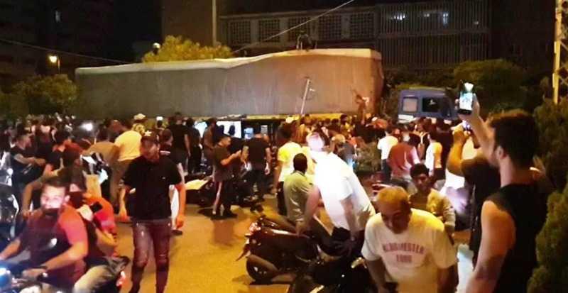 49 جريحاً بإحتجاجات طرابلس الليلية وطرقات عدة لا تزال مقطوعة