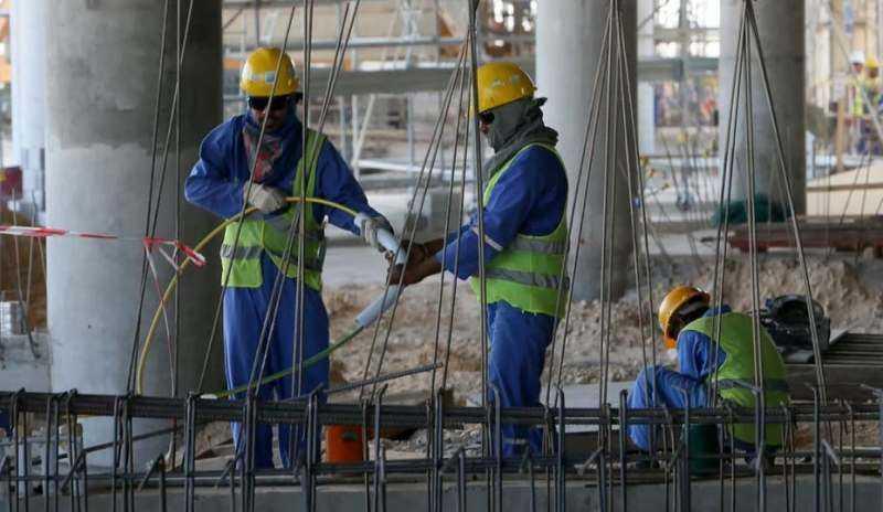 كورونا يضرب عمال مونديال قطر.. ومهندس يفارق الحياة