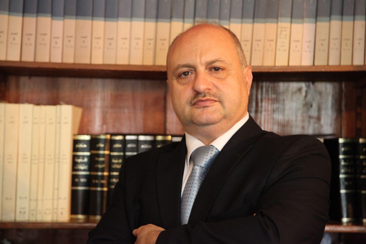 المحامي اديب زخور ناشد العبسي العمل على حل المشاكل في ابرشية صور