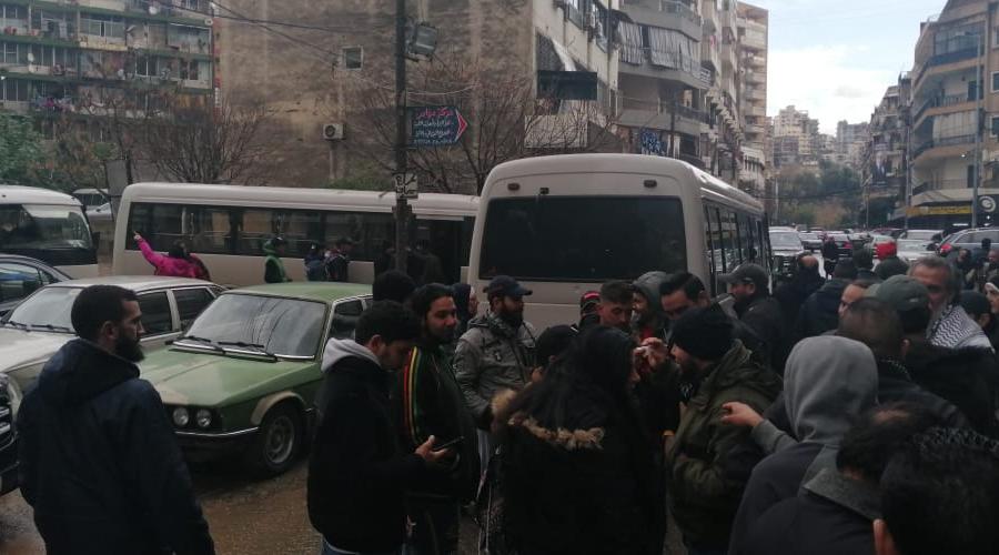 ساحة جديدة للثوار امام منزل دياب.. وباصات طرابلس على الخط!