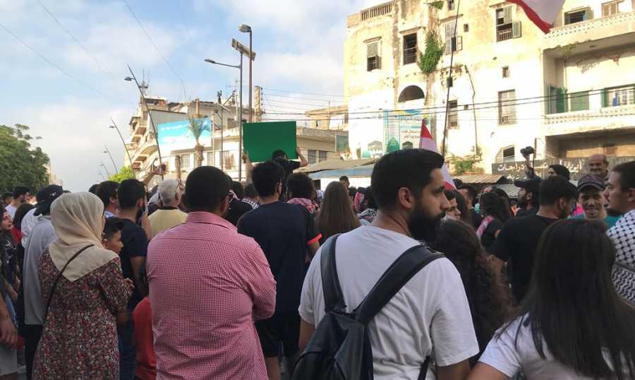 تحركات مسائية وقطع طرق احتجاجا على الغلاء وجنون الدولار والتقنين