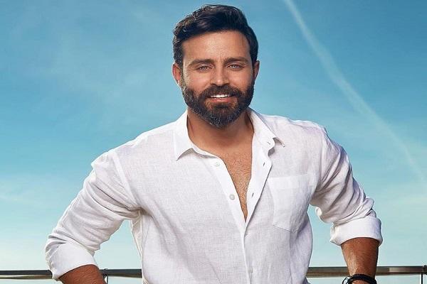 سعد رمضان يرد على سؤال أمه بأغنية