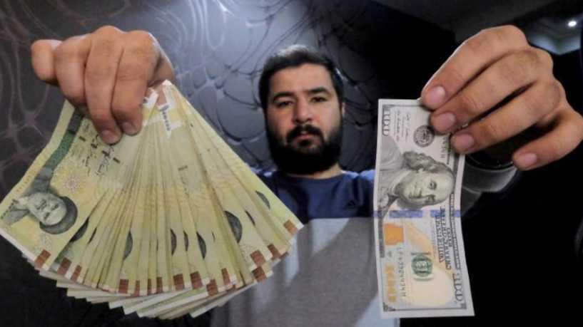 انهيار الريال الإيراني لأدنى مستوى في تاريخه