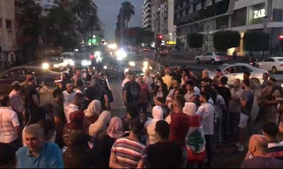 صيدا "تثور" احتجاجا على تردي الاوضاع.. وقطع طرق شمالا وبقاعا