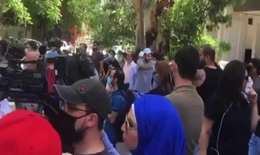 وقفة امام المحكمة العسكرية احتجاجا على استدعاء الناشطين
