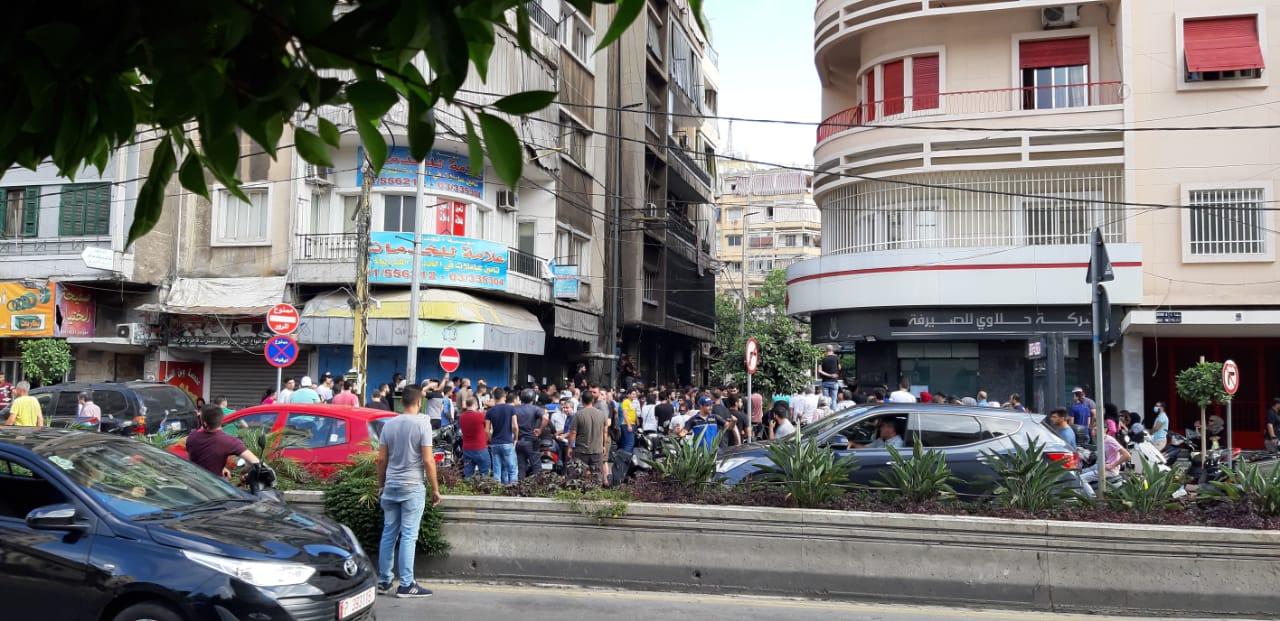 بمشهد يتكرر يومياً....زحمة أمام محلات الصيرفة للحصول على الدولار
