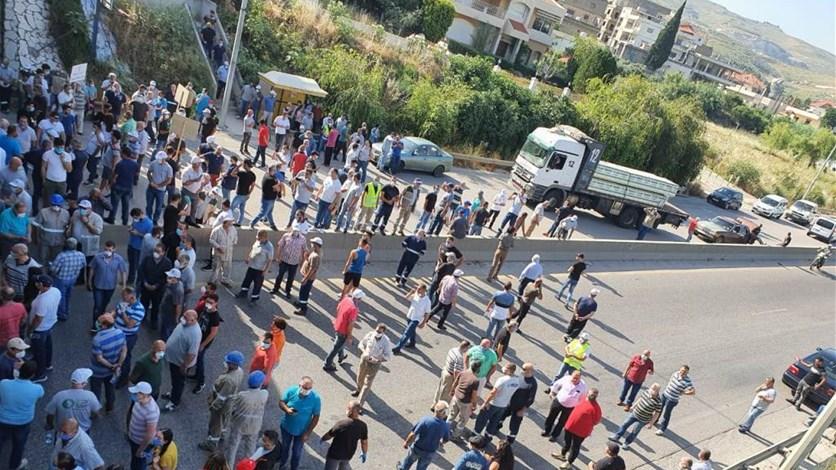 عمال شركة الترابة الوطنية أقفلوا أوتوستراد شكا مطالبين بمعاودة الانتاج