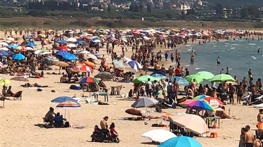 زحمة على شاطئ صور... "لا كورونا ولا من يحزنون"