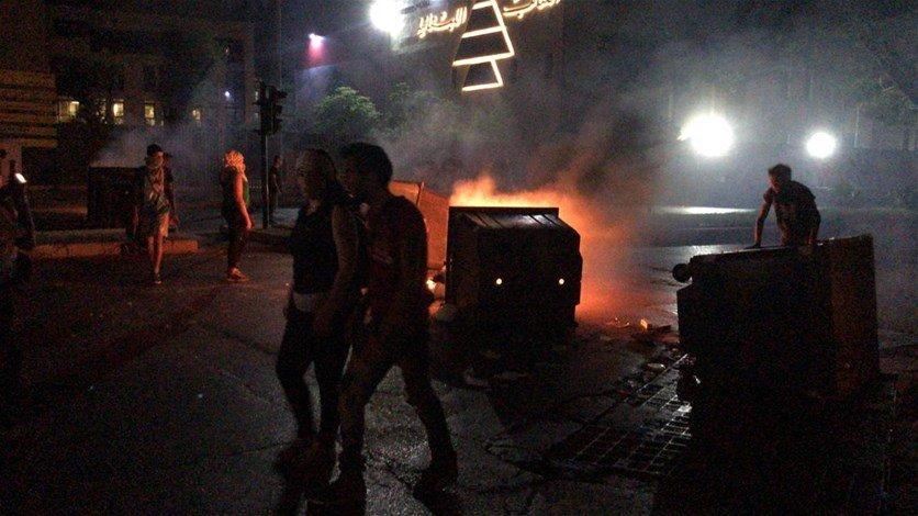 قطع الطريق في الصيفي بالاطارات المشتعلة وحاويات النفايات