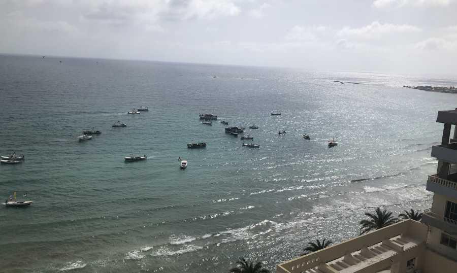 حزب الله ينظم مسيرة بحرية لمراكب الصيادين في صور بمناسبة يوم القدس