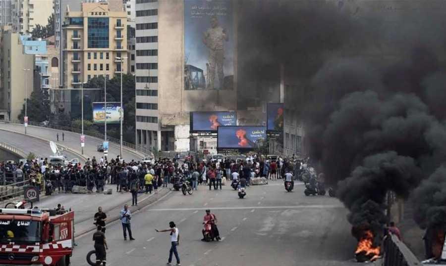الناس فقدت كلّ شيء فيما السلطة تعدّد إنجازاتها: لأن الحكومة تكابر.. لا حلّ الا بالعودة الى الشارع!