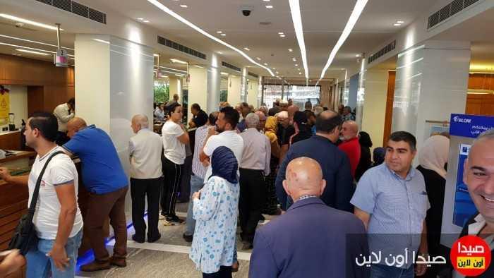 زحمة امام المصارف وعلى الطرقات... وعداد "كورونا" يتزايد مناشدة من البلديات للالتزام بإجراءات الوقاية... منعاً لتفشي الوباء