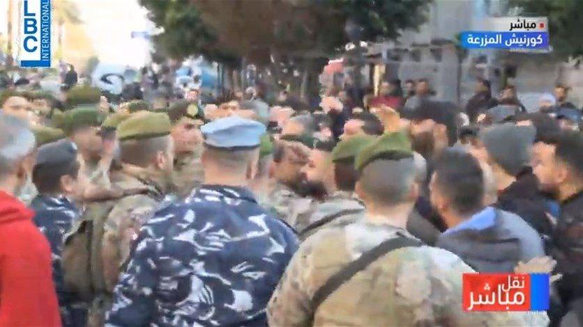 تدافع وتلاسن بين المتظاهرين والجيش في كورنيش المزرعة..الحريري: يلي فعلًا بحبني يطلع من الطرقات فورًا !