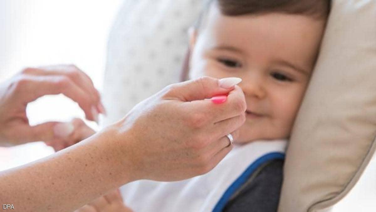 متى تقدم الأطعمة الصلبة للطفل الرضيع؟.. خبراء يجيبون